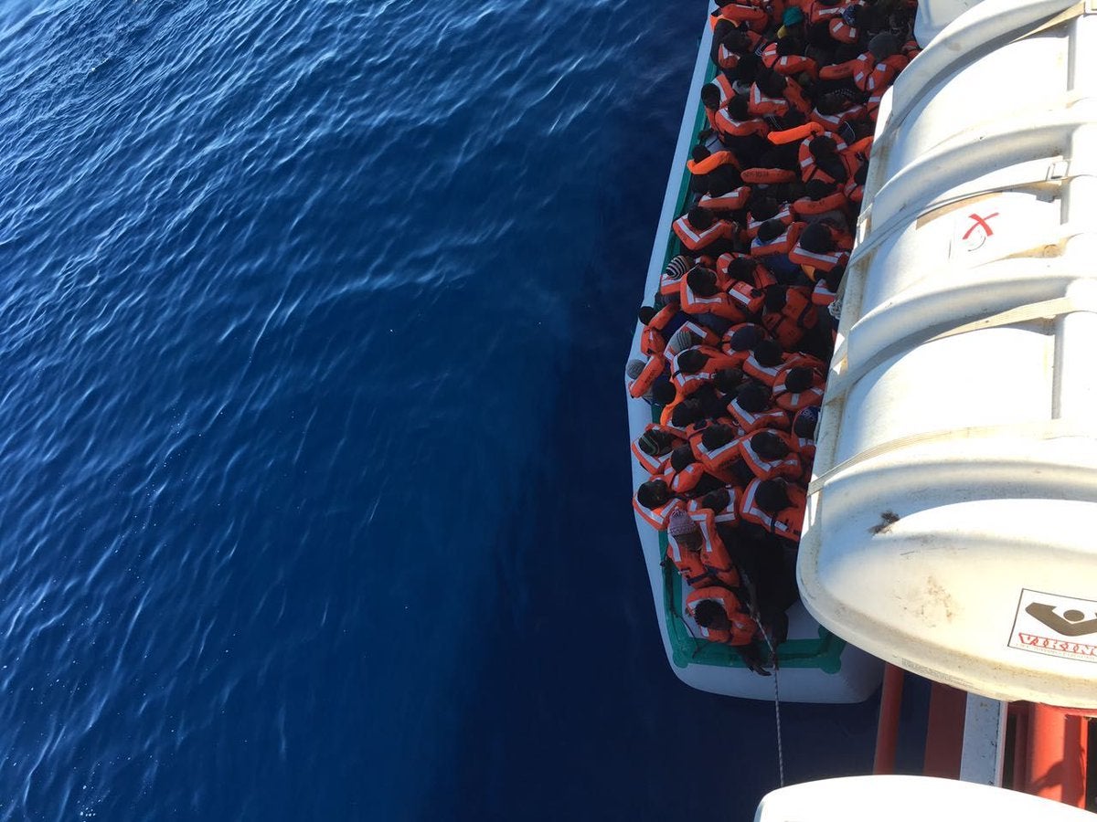 Más de 2.000 inmigrantes y refugiados han sido rescatados este viernes del mar Mediterráneo Más de 2.000 inmigrantes y refugiados han sido rescatados este viernes del mar Mediterráneo