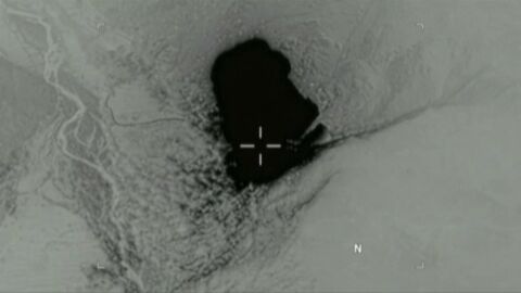 Frame 12.488774 de: As&iacute; lanz&oacute; EEUU "la madre de todas las bombas" sobre una instalaci&oacute;n de Daesh en Afganist&aacute;n