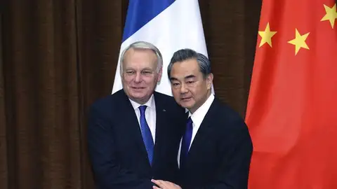 El ministro de Asuntos Exteriores chino, Wang Yi, y su homólogo francés, Jean-Marc Ayrault El ministro de Asuntos Exteriores chino, Wang Yi, y su homólogo francés, Jean-Marc Ayrault