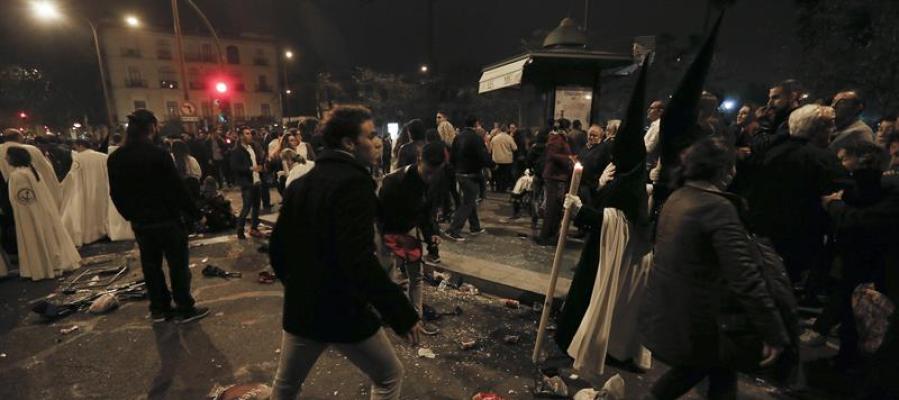 Nazarenos de La Esperanza de Triana ante el descontrol tras sufrir una estampida durante la Madrugá de Sevilla Nazarenos de La Esperanza de Triana ante el descontrol tras sufrir una estampida durante la Madrugá de Sevilla
