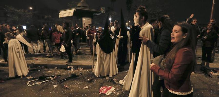 Nazarenos de La Esperanza de Triana tras la estampida sufrida en la Madrugá de Sevilla Nazarenos de La Esperanza de Triana tras la estampida sufrida en la Madrugá de Sevilla