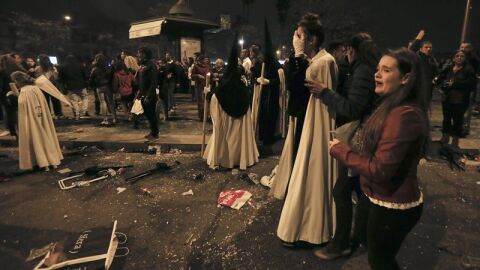 Nazarenos de La Esperanza de Triana tras la estampida sufrida en la Madrug&aacute; de Sevilla