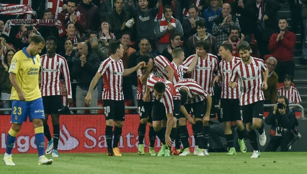 Los jugadores del Athletic celebran uno de sus goles en su victoria sobre Las Palmas