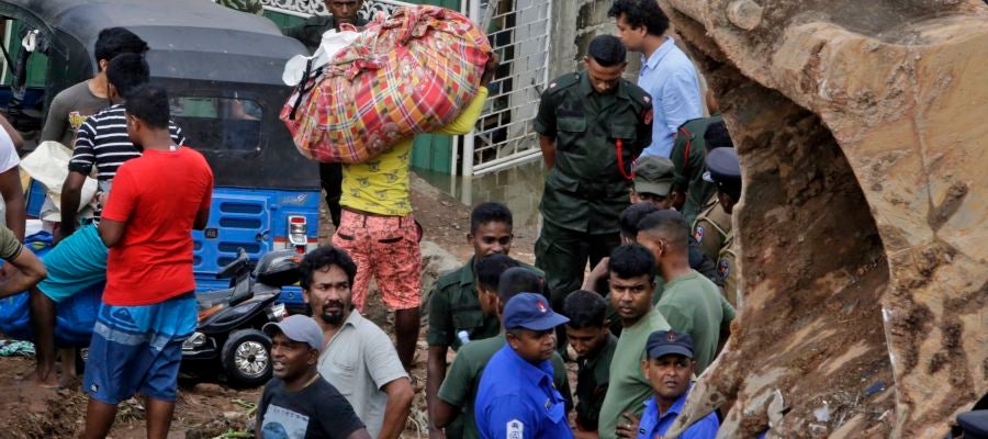Al menos 16 personas han muerto sepultadas por toneladas de basura en Sri Lanka Al menos 16 personas han muerto sepultadas por toneladas de basura en Sri Lanka