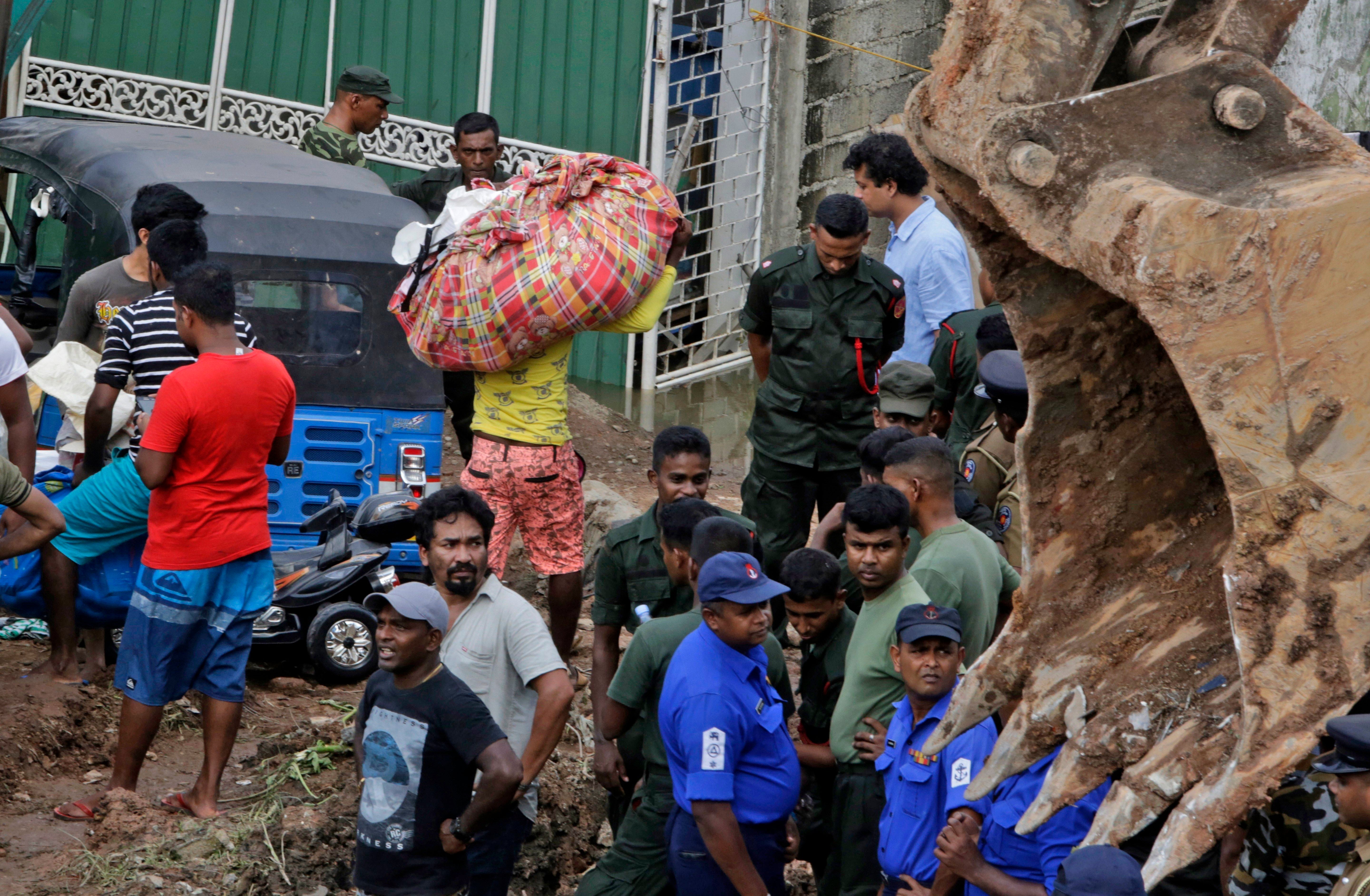 Al menos 16 personas mueren sepultadas por toneladas de basura en Sri Lanka Al menos 16 personas mueren sepultadas por toneladas de basura en Sri Lanka