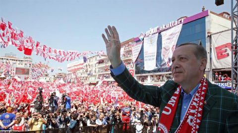  Erdogan saludando a sus seguidores