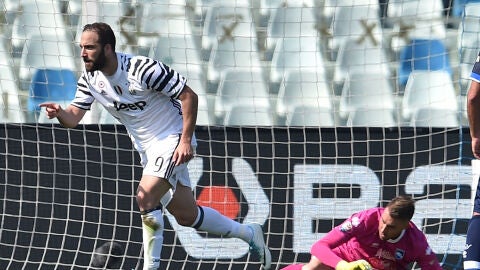 Higua&iacute;n celebra uno de sus dos goles ante el Pescara