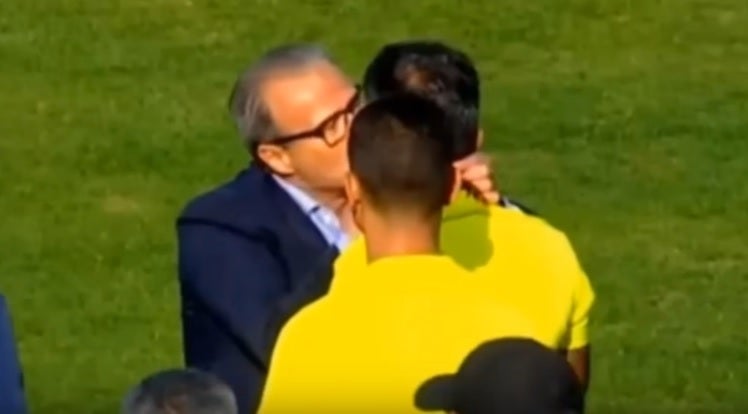 Suspendido de por vida un presidente de un club tunecino por besar a un árbitro y pellizcar dos veces las nalgas de su asistente Suspendido de por vida un presidente de un club tunecino por besar a un árbitro y pellizcar dos veces las nalgas de su asistente