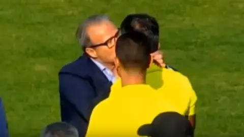El presidente del Club Sfaxien, Moncef Khemakhem, besa al árbitro El presidente del Club Sfaxien, Moncef Khemakhem, besa al árbitro