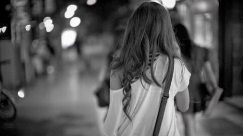 Chica andando sola por la calle