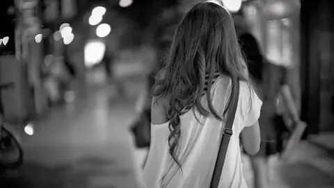 Chica andando sola por la calle Chica andando sola por la calle
