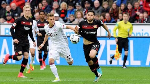 evin Volland y Joshua Kimmich pelean por un bal&oacute;n