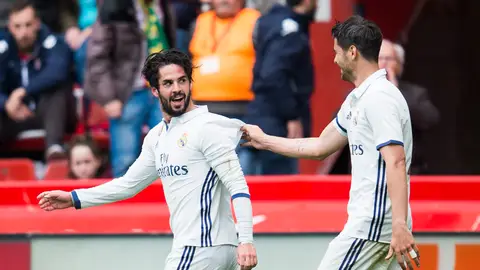 Isco Alarcón celebra con Morata el 2-3 en El Molinón Isco Alarcón celebra con Morata el 2-3 en El Molinón