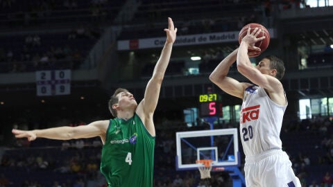 Carroll lanza a canasta ante la defensa de Nikola Radicevic