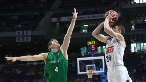 Carroll lanza a canasta ante la defensa de Nikola Radicevic Carroll lanza a canasta ante la defensa de Nikola Radicevic