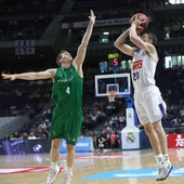 Carroll lanza a canasta ante la defensa de Nikola Radicevic Carroll lanza a canasta ante la defensa de Nikola Radicevic