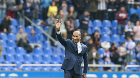 Mauro Silva saluda a la afici&oacute;n deportivista en Riazor