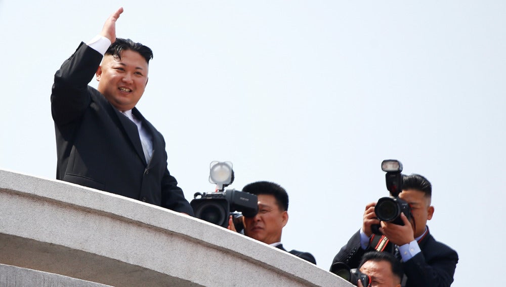 Kim Jong Un preside el desfile militar del Día del Sol