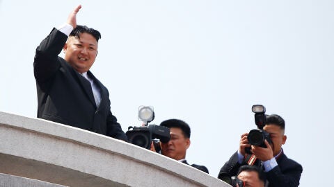 Kim Jong Un preside el desfile militar del D&iacute;a del Sol