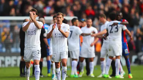 Los jugadores de Leicester agradecen el apoyo a sus aficionados en el campo del Crystal Palace Los jugadores de Leicester agradecen el apoyo a sus aficionados en el campo del Crystal Palace