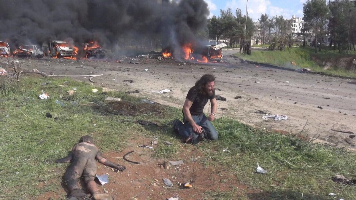 La impactante imagen de un fotógrafo desolado tras el atentado en Alepo se hace símbolo de la tragedia La impactante imagen de un fotógrafo desolado tras el atentado en Alepo se hace símbolo de la tragedia