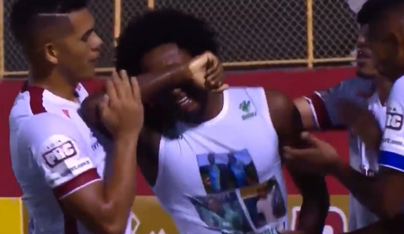 Impresionante: La celebración de un gol de un futbolista a su hermano, fallecido en el accidente del Chapecoense Impresionante: La celebración de un gol de un futbolista a su hermano, fallecido en el accidente del Chapecoense