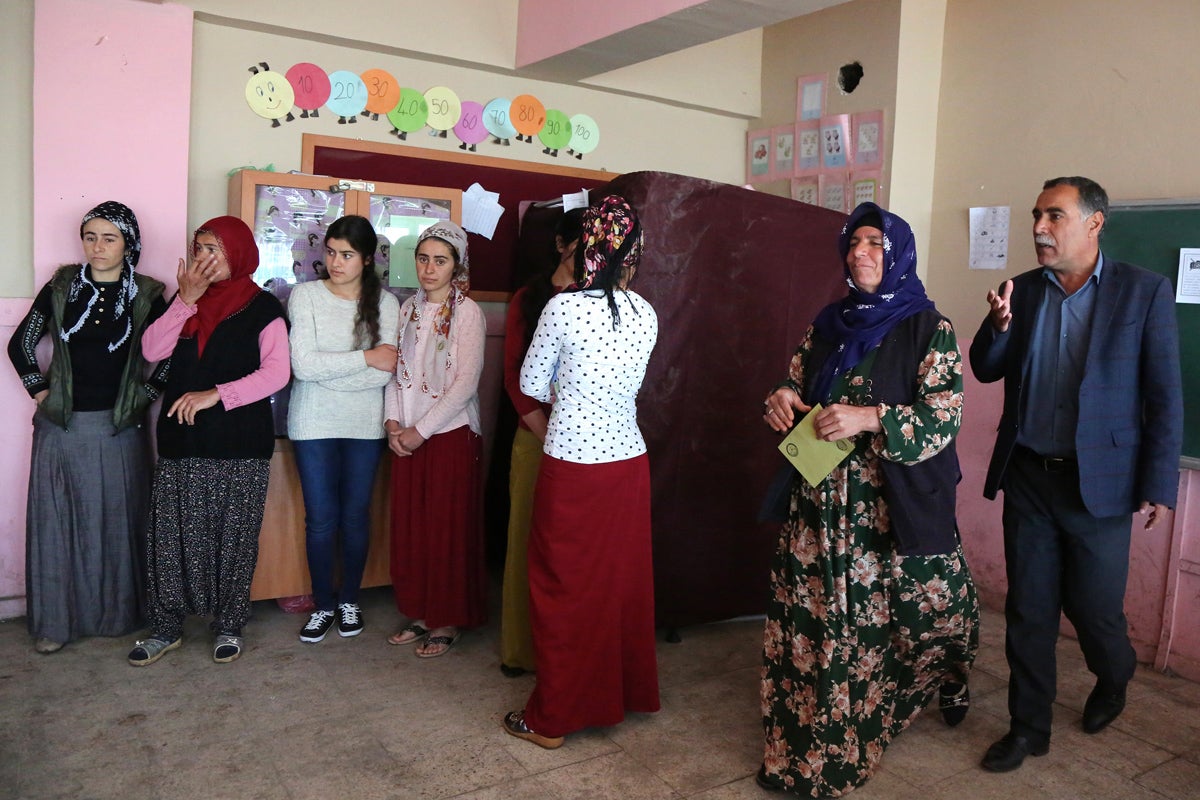 Tres muertos en un tiroteo entre grupos rivales durante el referéndum en la región turca de Diyarbakir Tres muertos en un tiroteo entre grupos rivales durante el referéndum en la región turca de Diyarbakir