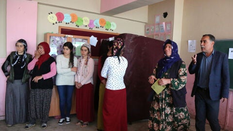 Colas para votar en un colegio electoral en Turqu&iacute;a