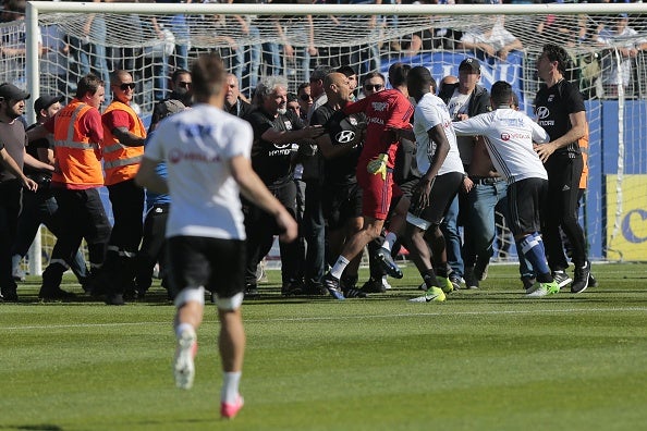 Seguidores del Bastia saltan al campo y agreden a los jugadores del Lyon Seguidores del Bastia saltan al campo y agreden a los jugadores del Lyon