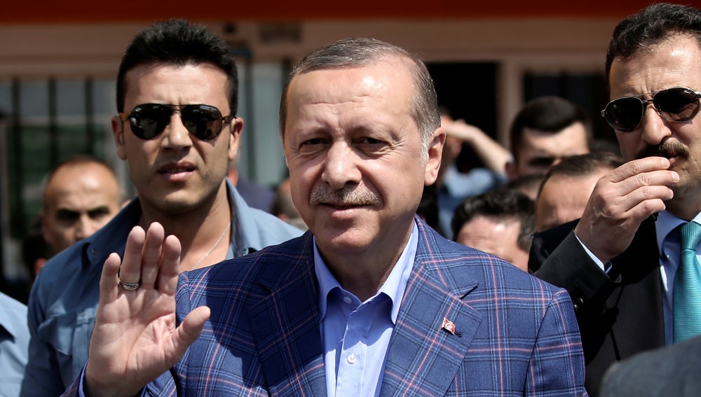 Erdogan, a la salida del colegio de votación