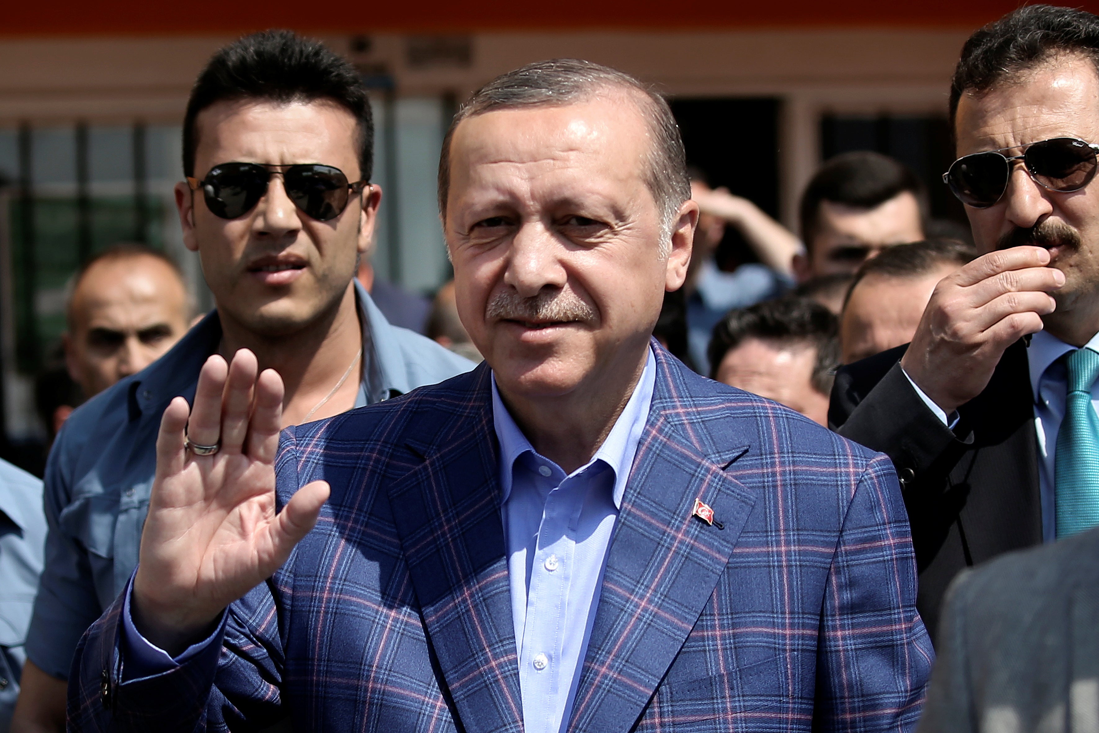 El Parlamento Europeo pide suspender la negociación con Turquía por la reforma constitucional de Erdogan El Parlamento Europeo pide suspender la negociación con Turquía por la reforma constitucional de Erdogan