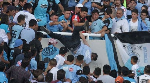 Muere el aficionado de Belgrano que fue arrojado al vacío desde una tribuna en Argentina Muere el aficionado de Belgrano que fue arrojado al vacío desde una tribuna en Argentina