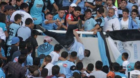 Aficionado arrojado grada abajo en el estadio Mario Alberto Kempes