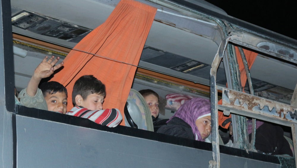 Autobuses con evacuados de ciudades sirias