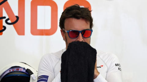 Fernando Alonso, en el box de McLaren en el GP de Bar&eacute;in