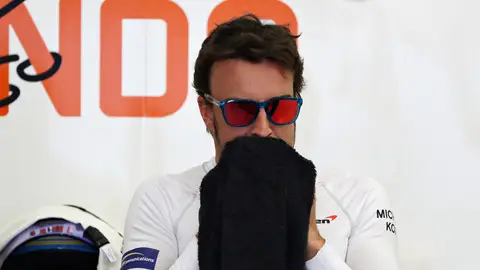 Fernando Alonso, en el box de McLaren en el GP de Baréin Fernando Alonso, en el box de McLaren en el GP de Baréin