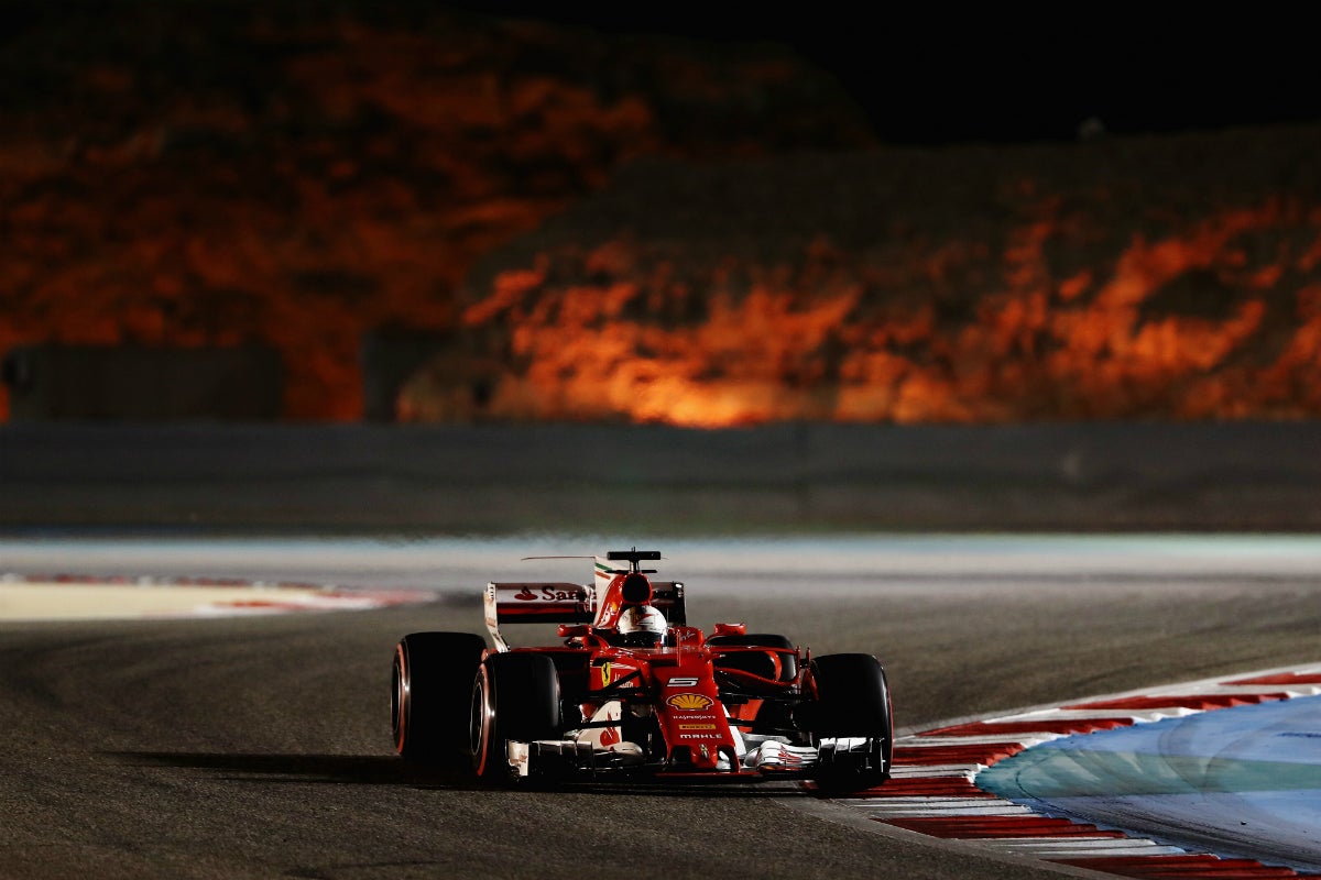 Vettel consigue la victoria en Baréin por delante de Hamilton con abandonos de Sainz y de Alonso Vettel consigue la victoria en Baréin por delante de Hamilton con abandonos de Sainz y de Alonso