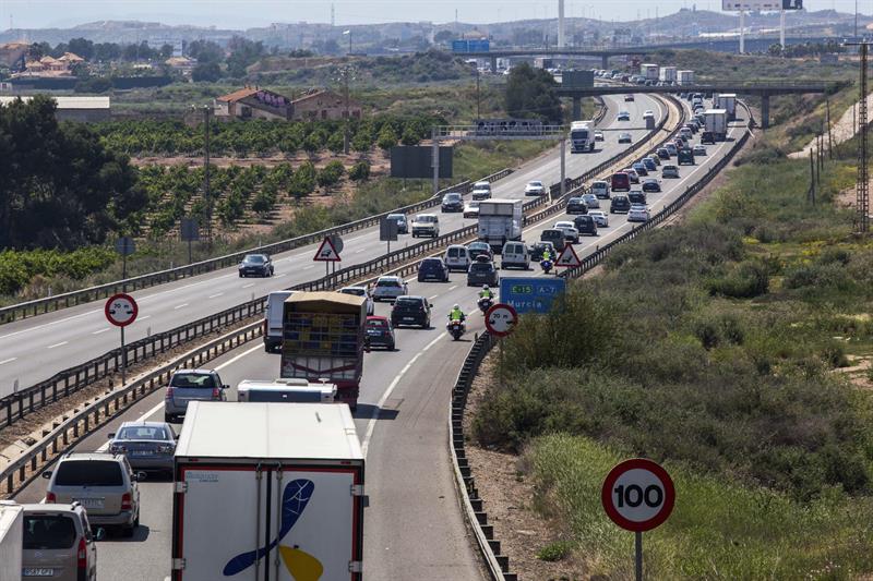 Tráfico lento en las salidas de Madrid en el primer día del puente de mayo Tráfico lento en las salidas de Madrid en el primer día del puente de mayo
