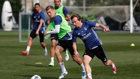 Modric y Kroos se ejercitan en Valdebebas Modric y Kroos se ejercitan en Valdebebas