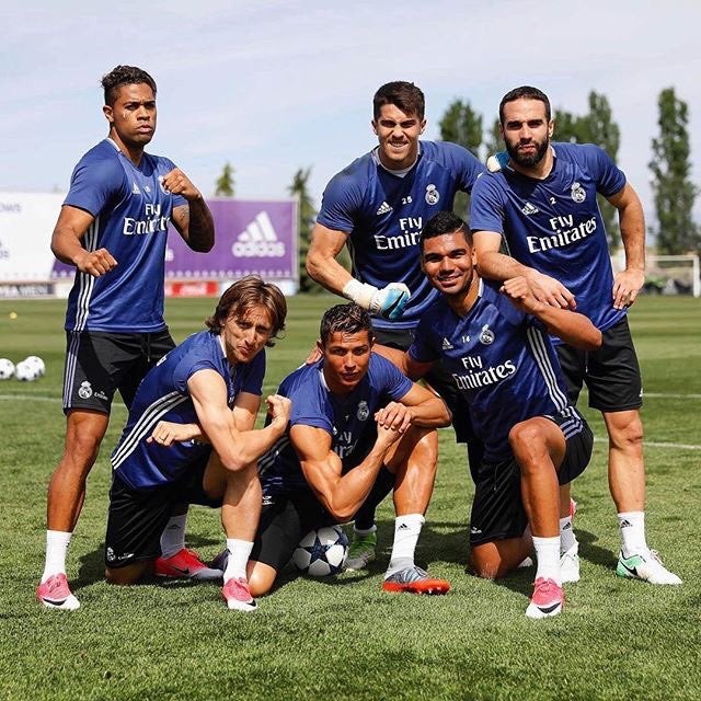Cristiano avisa a Bayern y a Barça con una foto en Twitter: "Ganadores" Cristiano avisa a Bayern y a Barça con una foto en Twitter: "Ganadores"