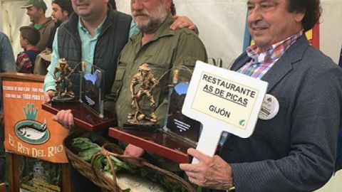 Propietario del Restaurante 'As de picas' con el pescador del campanu