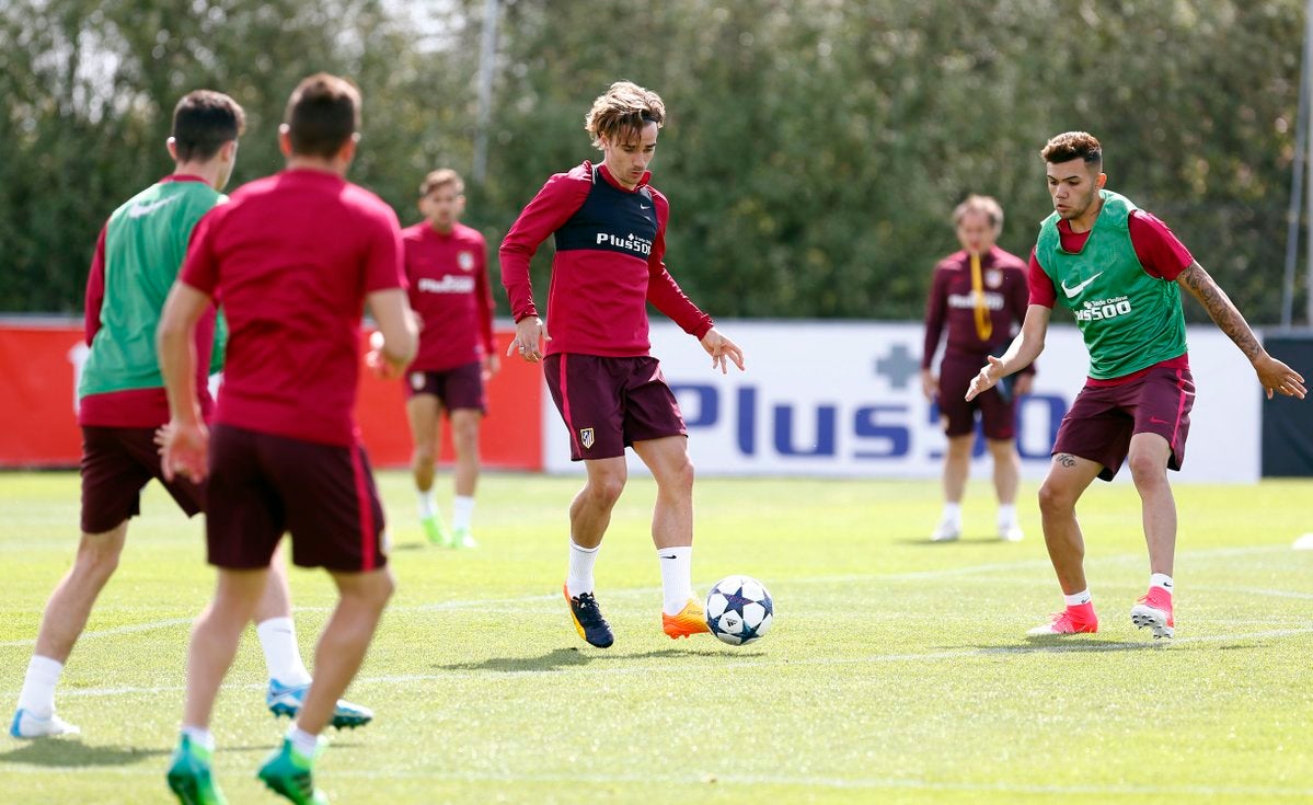 Griezmann lanza dos penaltis en el entrenamiento del Atlético y manda uno al poste Griezmann lanza dos penaltis en el entrenamiento del Atlético y manda uno al poste
