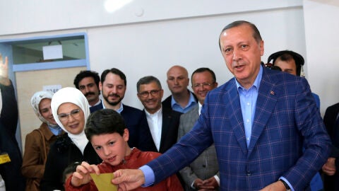 Erdogan vota en un colegio electoral en Estambul