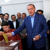 Erdogan vota en un colegio electoral en Estambul