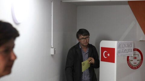 Una persona vota en un colegio electoral