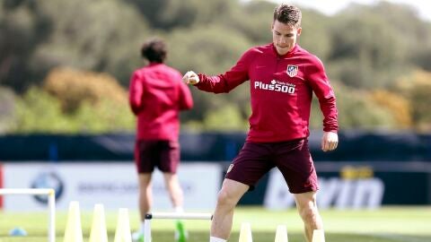 Gameiro, en el entrenamiento del Atl&eacute;tico