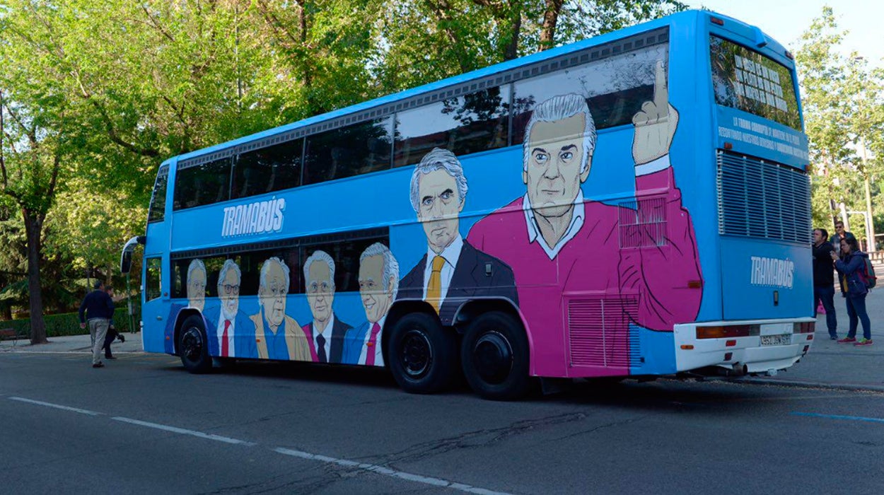 Podemos pone a circular un autobús señalando a las caras de "la trama" Podemos pone a circular un autobús señalando a las caras de "la trama"