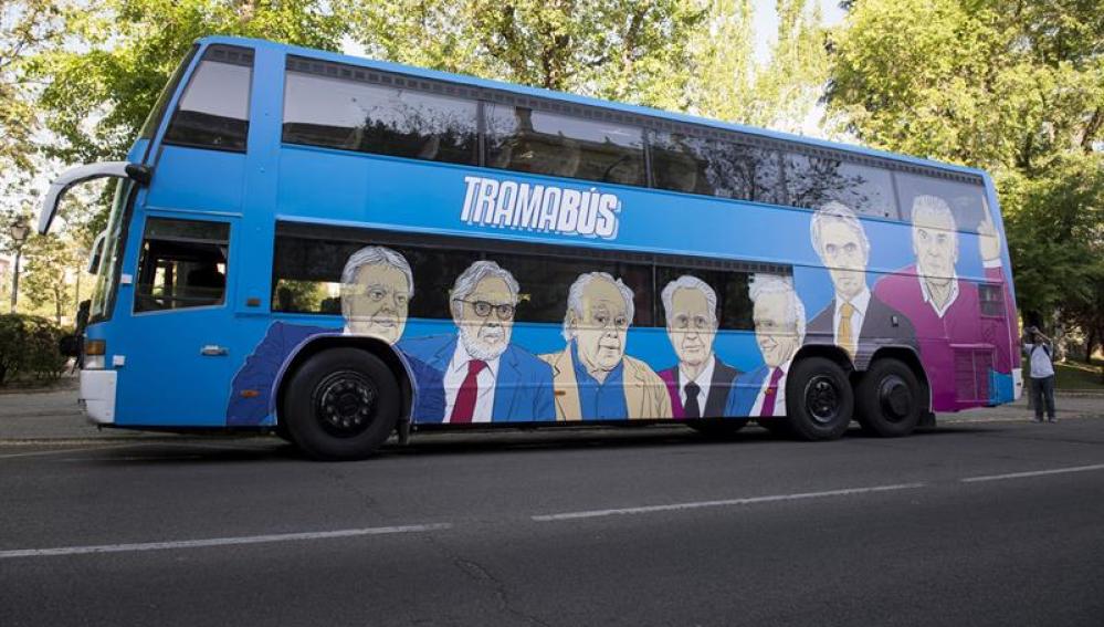 Felipe González, Jordi Pujol, José María Aznar, Luis Bárcenas, entre los que aparecen en el 'tramabús' de Podemos