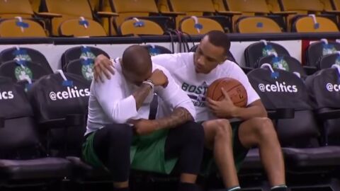 Avery Bradley consuela a Isaiah Thomas en el banquillo