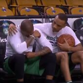 Avery Bradley consuela a Isaiah Thomas en el banquillo